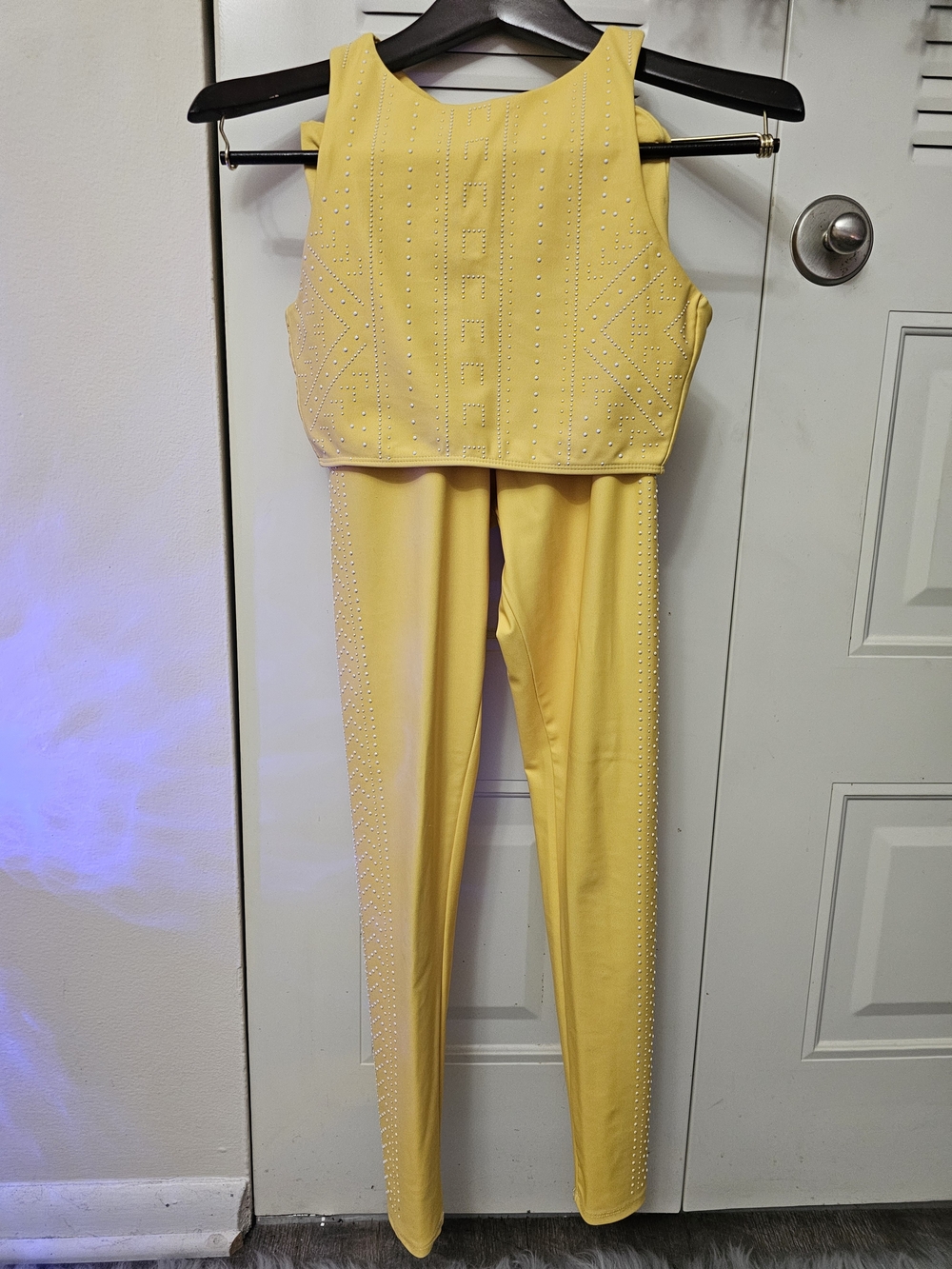 NWOT - "SPECIALTY BOUTIQUE"       Yellow Embellished Geometric Legging  Set
